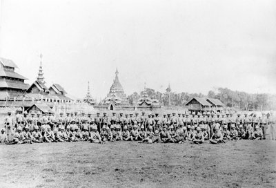 Brits Regiment voor het Wuntho Paleis en Boeddhistisch Klooster door English Photographer